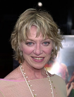 Molly Hark (Veronica Cartwright) Reporter